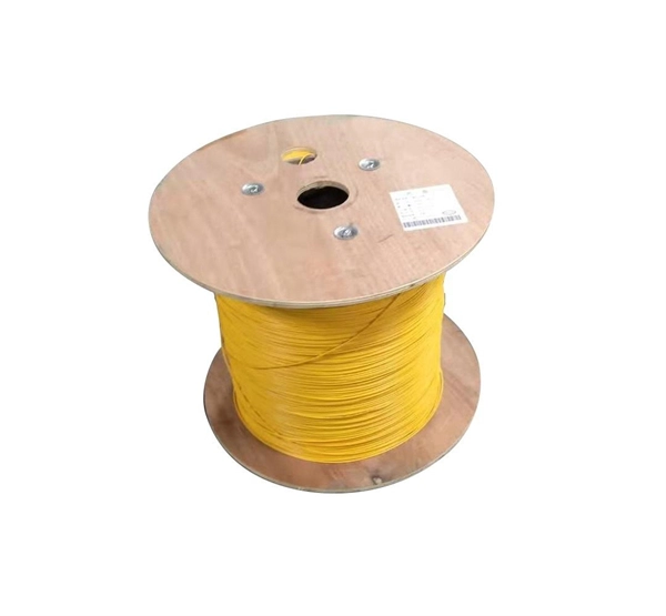 How to connect the fiber optic cables between the two switches 