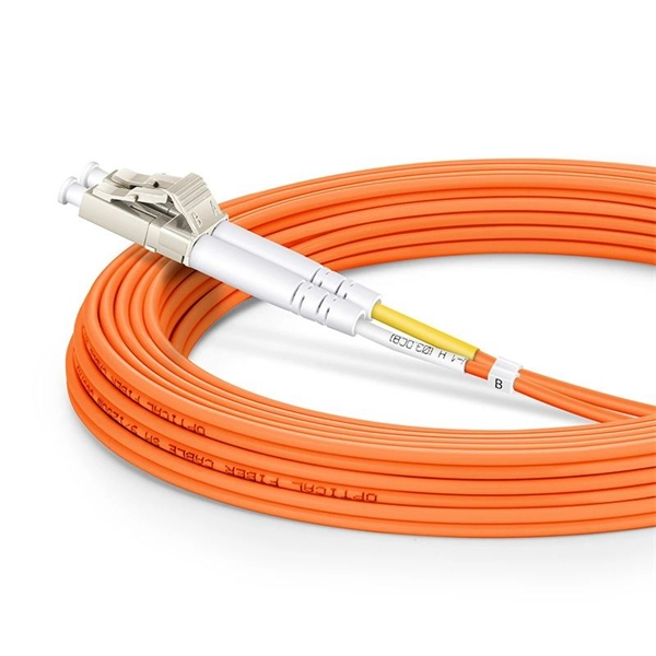 Self-organizing base stations using fiber optic cables